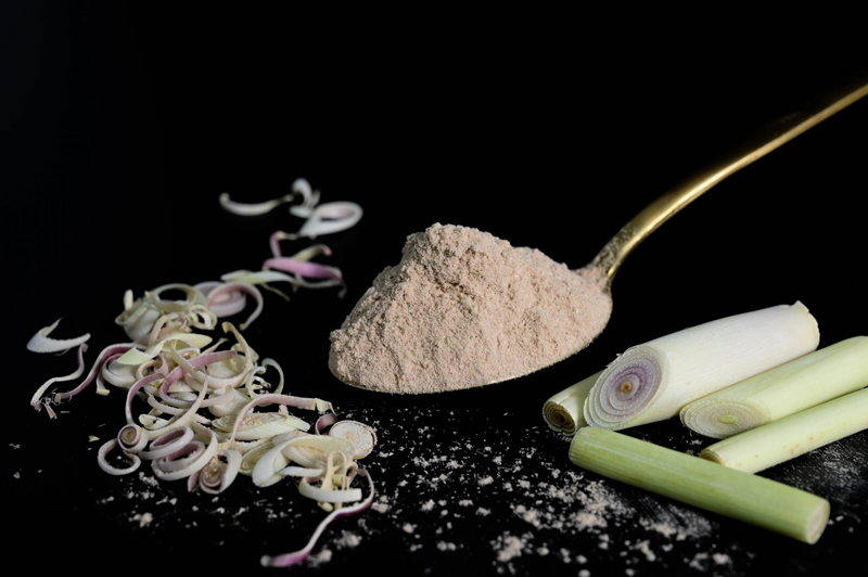 shavi-bulk-lemongrass-powder-on-spoon